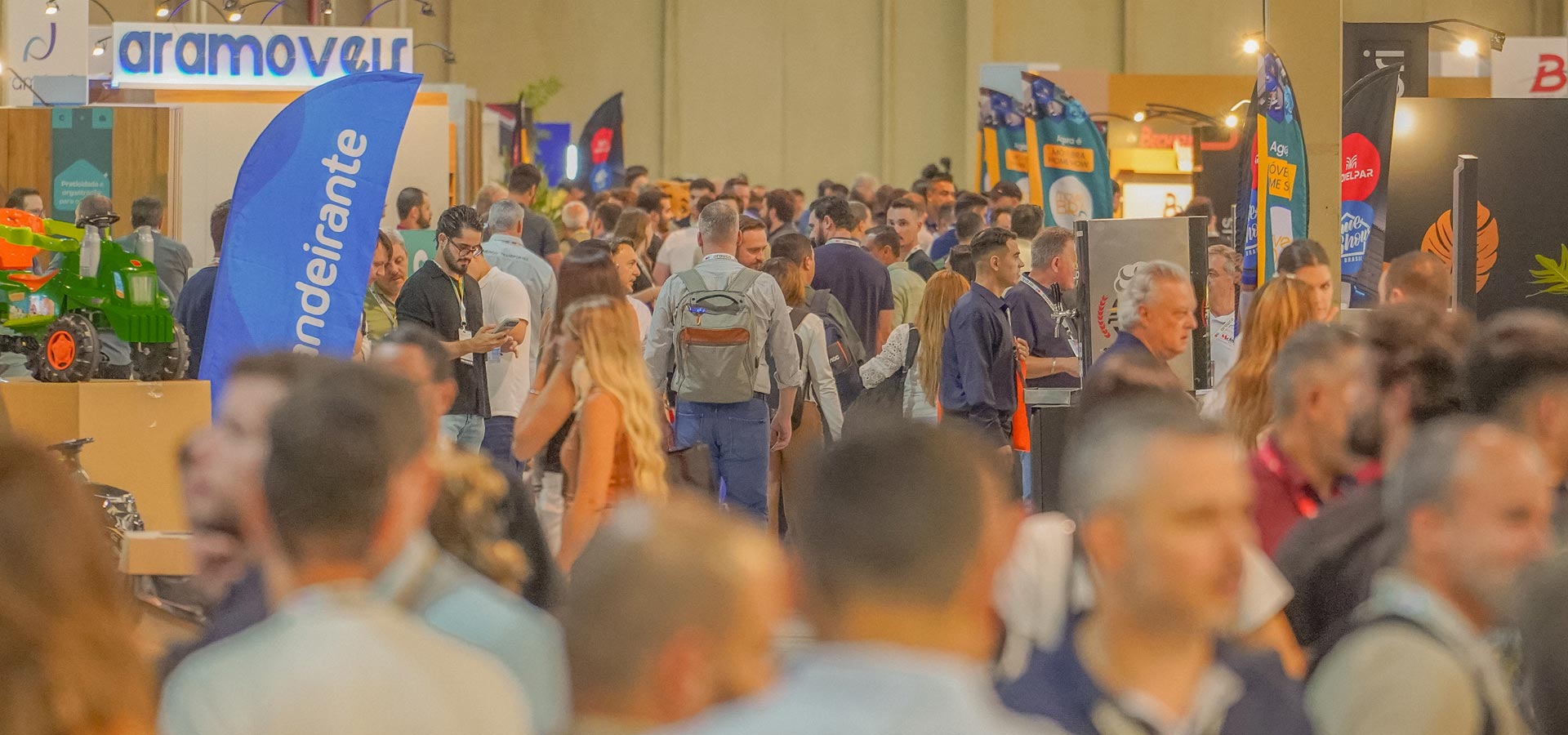 Vista geral do evento Móvelbra Home Show com público e stands